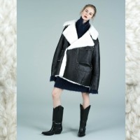 レザームートンコート 105万円、ニットワンピース 14万5,000円、ウエスタンブーツ 21万8,000円（すべてMaison Margiela） / 伊勢丹新宿店本館3階＝インターナショナルデザイナーズ、銀座三越4階＝メゾン マルジェラ