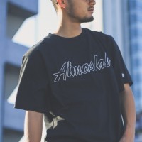 アトモス ラボ（ATMOS LAB）とチャンピオン（CHAMPION）による初のコラボレーションアイテムが登場。