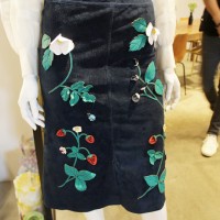 シシ「レザースカート」（7万8,000円）