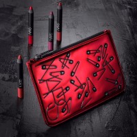 「NARS ライオット ベルベットマットリップペンシルセット」（各色2.4g／12,800円）※11月22日数量限定発売／伊勢丹オンラインストア限定発売