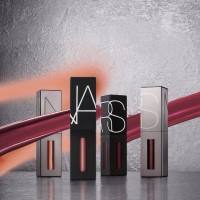 「NARS リップクラッシュ」（5,500円）※11月22日数量限定発売／セミセルフ店舗限定発売