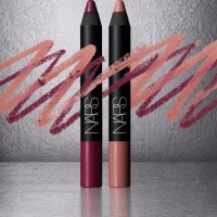 「NARS カオス ベルベットマットリップペンシルデュオ」（各色2.4g／4,500円）※11月22日数量限定発売／SEIBU SOGO e.デパート（⻄武・そごう公式ショッピングサイト）限定発売