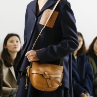 ロエベ（LOEWE）の「ゲート」バッグに、今秋新たなサイズ、フォルム、素材、カラーがラインアップ。