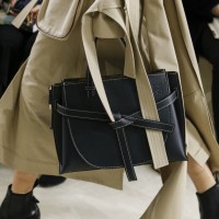 ロエベ（LOEWE）の「ゲート」バッグに、今秋新たなサイズ、フォルム、素材、カラーがラインアップ。