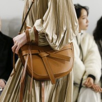 ロエベ（LOEWE）の「ゲート」バッグに、今秋新たなサイズ、フォルム、素材、カラーがラインアップ。