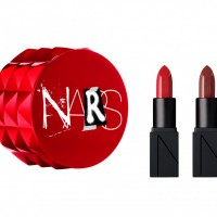 「NARS リトルフェティッシュ 8379」（オーデイシャスリップスティック 9472（⽇本発売終了⾊）、9497 各2.3g／2,900円）※11月22日数量限定発売／セミセルフ店舗限定発売