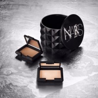 「NARS リトルフェティッシュ 8377」（ハイライティングパウダー 5222 3.8g ブロンズパウダー 5101N 2.5g／2,900円）※11月22日数量限定発売／NARSカウンター限定発売