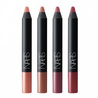 「NARS ランサム ベルベットマットリップペンシルセット」（左から：ベルベットマットリップペンシル ピンクベージュ、ヌードベージュ、モーヴ、オーキッド／各色2.4g／12,800円／限定ポーチ付き）※11月22日数量限定発売／NARSカウンター、NARS Cosmetics オフィシャルサイト限定発売