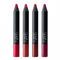 「NARS ライオット ベルベットマットリップペンシルセット」（左から：ベルベットマットリップペンシル ディープクリムゾン、ダスティローズ、ボルドー、ペールマゼンダ／各色2.4g／12,800円／限定ポーチ付き）※11月22日数量限定発売／伊勢丹オンラインストア限定発売