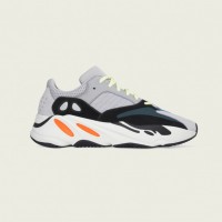 「YEEZY BOOST 700」（3万7,000円）