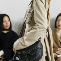 ロエベ（LOEWE）の「ゲート」バッグに、今秋新たなサイズ、フォルム、素材、カラーがラインアップ。