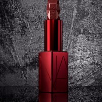 「NARS スパイクド オーデイシャスリップスティック 2858」（3.6g／3,700円）※11月2日数量限定発売