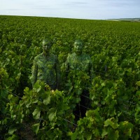 リウ・ボーリン「Hiding in the vineyards with the Ruinart Cellar Master (ルイナール最高醸造責任者とぶどう畑にて), Liu Bolin for Ruinart」2017年 © Liu Boli