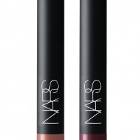 「NARS カオス ベルベットマットリップペンシルデュオ」（左から：ベルベットマットリップペンシル モーヴヌード、ダスティオーキッド／各色2.4g／4,500円）※11月22日数量限定発売／SEIBU SOGO e.デパート（⻄武・そごう公式ショッピングサイト）限定発売