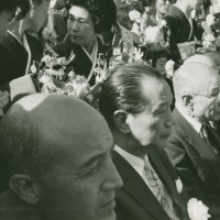 久国寺《梵鐘・歓喜》除幕式のイサム・ノグチと岡本太郎 1965年10月24日