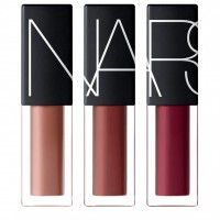 「NARS アンダーグラウンド ベルベットリップグライドセット」（左から：ベルベットリップグライド ベージュヌード、バーントスパイス、ディーププラム／各色3.4ml／3,500円）※11月22日数量限定発売／NARSカウンター、NARS Cosmetics オフィシャルサイト限定発売