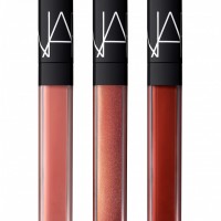 「NARS ディファイアント リップグロスコフレ」（左から：リップグロス シマリングキャラメル、シマリングバーントコッパー、クレームボルドー／各色6ml／6,200円）※11月14日数量限定発売／HankyuBeauty（阪急百貨店公式通販）限定発売