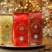 「スターバックス® クリスマス ブロンド ロースト」（250g/1,430円）、「スターバックス® クリスマス ブレンド」（250g 1,430円）、「スターバックス® クリスマス ブレンド エスプレッソ ロースト」（250g 1,430円）