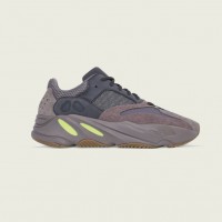 「YEEZY BOOST 700 MAUVE」（3万7,000円）