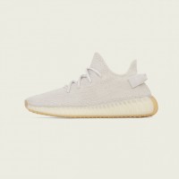 「YEEZY BOOST 350 V2 Sesami」（2万8,000円）