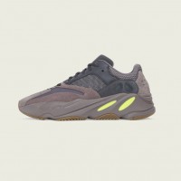 「YEEZY BOOST 700 MAUVE」（3万7,000円）