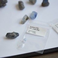 小さいものほど色のコント ロールが難しいとされるサファイアの研磨。写真の裸石(ルース)は無色とブルーのバイカラーが美しい。