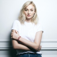 ルイ・ヴィトン（LOUIS VUITTON）から、ソフィー・ターナー（Sophie Turner）がデザインした「シルバー・ロックイット」発売