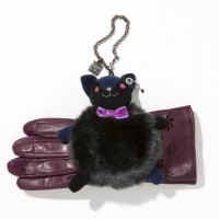 肌触りの良いファーを使った黒猫モチーフのグローブホルダー。バッグに付けられるチェーン付き。グローブホルダー＜ブラック＞4,104円、ホルダーに通した手袋＜パープル＞1万6,200円