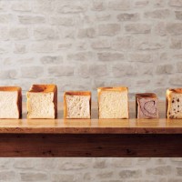 食パンコレクション（左から：ブレドール、俺のBakery＆Cafe、nukumuku、MIYABI、金谷ホテルベーカリー、高級食パン専門店 あずき）
