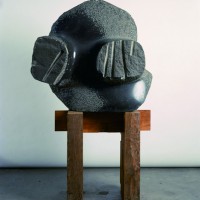 イサム・ノグチ《捜す者、捜し出したり》 1969年、玄武岩、94.0×100.3×49.8cm、 イサム・ノグチ財団・庭園美術館（ニューヨーク）蔵