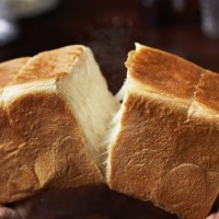 極生“ミルクバター”食パン（2斤サイズ 880円、28mmスタイル 278円）