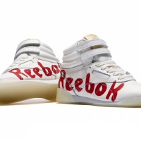 「FREESTYLE GRAPHIC TAO x Reebok（フリースタイル グラフィック タオ×リーボック）」（12.0cm～16.0cm 税込7,549円、17.0cm～25.0cm 税込8,629円）