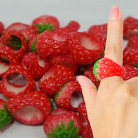 秘密の苺 MICO E×Chimicrew「 ベリリング（Berry ring）」（大人用 税込 各1,944円、子ども用 税込 各1,404円）