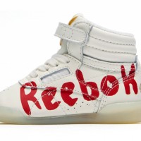 「FREESTYLE GRAPHIC TAO x Reebok（フリースタイル グラフィック タオ×リーボック）」（12.0cm～16.0cm 税込7,549円、17.0cm～25.0cm 税込8,629円）