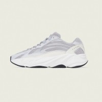 「YEEZY BOOST 700 V2 STATIC」（3万7,000円）