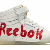 「FREESTYLE GRAPHIC TAO x Reebok（フリースタイル グラフィック タオ×リーボック）」（12.0cm～16.0cm 税込7,549円、17.0cm～25.0cm 税込8,629円）