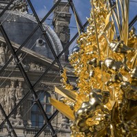 Throne 2018 mixed media h.1040, w.480, d.330 cm photo: Nobutada OMOTE | SANDWICH © Pyramide du Louvre, arch. I. M. Pei, musée du Louvre