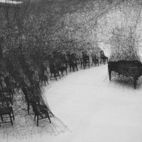 《静けさの中で》2008年 焼けたピアノ、焼けた椅子、黒毛糸 展示風景：「存在様態」パスクアートセンター（スイス、ビール／ビエンヌ）2008年 撮影：Sunhi Mang