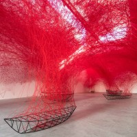 《不確かな旅》2016年 鉄枠、赤毛糸 展示風景：「不確かな旅」ブレイン｜サザン（ベルリン）2016年 撮影：Christian Glaeser