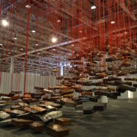 《集積―目的地を求めて》2016年 スーツケース、モーター、赤ロープ 展示風景：「アート・アンリミテッド」アートバーゼル（スイス）2016年 Courtesy: Galerie Templon 撮影：Atelier Chiharu Shiota