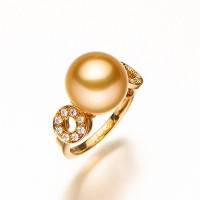 「ボリチーネ」リング（K18 YG、白蝶パール 12.2㎜玉 D=計0.24ct 税込70万2,000円