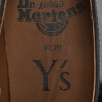 「Y’s Dr. Martens POLLEY T-BAR STRAP SHOES」（ブラック／3万8,000円）