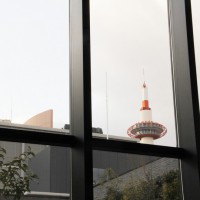 「メゾネット・スイート」の窓からは京都タワーを臨むことができる