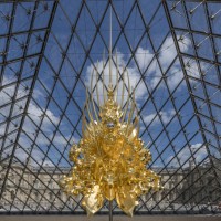 Throne 2018 mixed media h.1040, w.480, d.330 cm photo: Nobutada OMOTE | SANDWICH © Pyramide du Louvre, arch. I. M. Pei, musée du Louvre