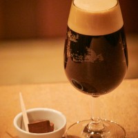 樽出しアイスコーヒー（750円）。サーバーから注ぐコーヒーはクリーミーな泡立ちと柔らかな口当たりを楽しめる。