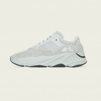 「YEEZY BOOST 700 SALT」（3万7,000円）