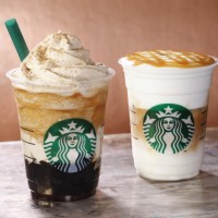 左から、「クラフテッド コーヒー ジェリー フラペチーノ®」590円、「ムース フォーム キャラメル マキアート」460円