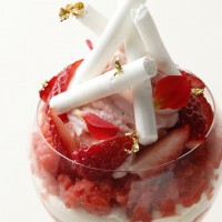 エンポリオ アルマーニ カフェ、月替りの季節のパフェ1周年を記念した「苺づくしのパフェ」が登場