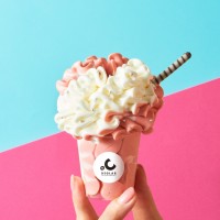 エアリーソフトクリーム‐北海道ミルク×フレッシュストロベリー（556円）