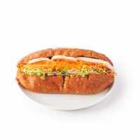 ブランジェ浅野屋「全粒粉くるみパン（キャロットとチキン）」（税込432円）グランスタ